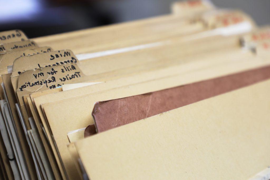 格伦伍德斯普林斯365买球app下载书记员和记录办公室里一堆装满1923年至1976年通信信件的文件夹, CO.